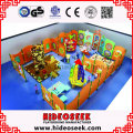 Placa de jogo de madeira colorida montada na parede para crianças